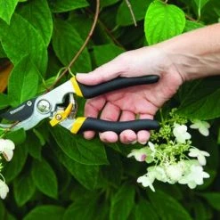 Yardworks® Bypass Pruner -Yardworks shop 2650118 scene1