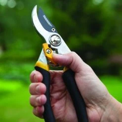 Yardworks® Bypass Pruner -Yardworks shop 2650118 scene2
