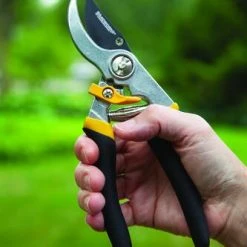 Yardworks® Bypass Pruner -Yardworks shop 2650118 scene3