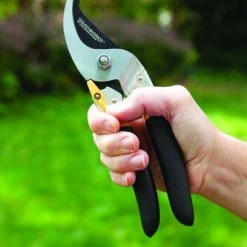 Yardworks® 5/8" Bypass Pruner 11 Yardworks® 5/8" Bypass Pruner -Yardworks shop 2650130 scene4